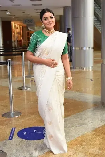 SOUTH INDIAN ACTRESS POORNA IMAGES IN WHITE SAREE 5